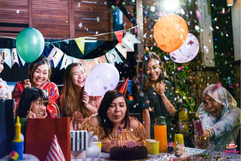 Geburtstagswünsche lustig Frau lacht auf Geburtstag