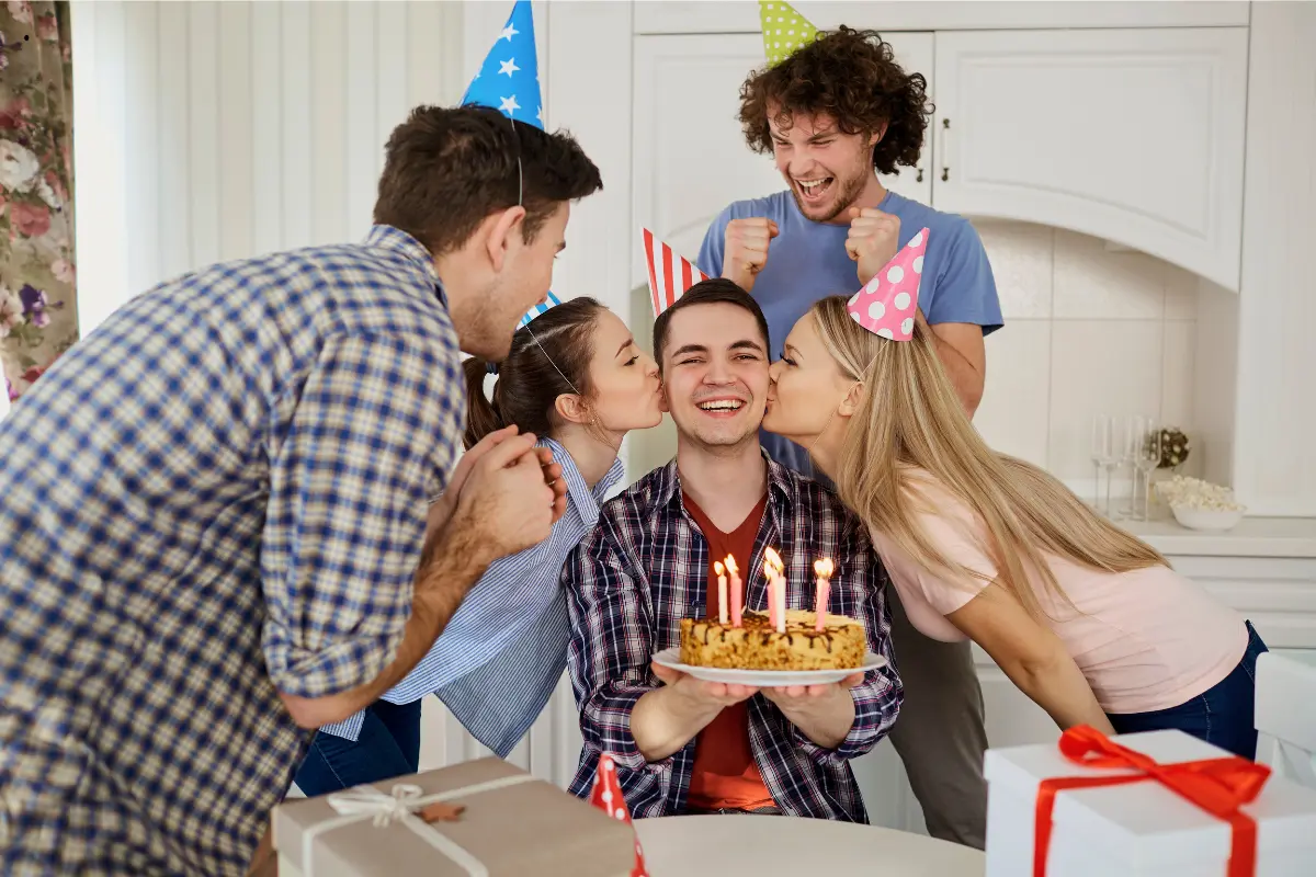 Geburtstagswünsche Mann Geburtstagsfeier eines Mannes mit Freunden und Geburtstagstorte